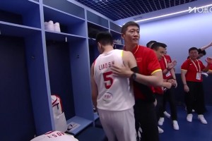 拿下生死战🔥中国男篮赛后全员更衣室内庆祝赢球！互相鼓劲！