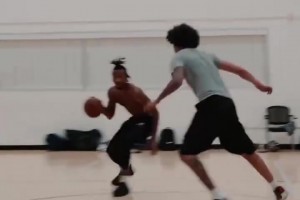 德芙纵享丝滑～ 皮特森训练中展示精湛的进攻技巧🏀